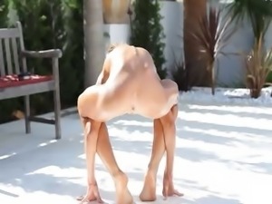 Super flexi angular girl peeing outdoors