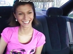 Girl sucks in the car 