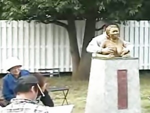 zenra naked statue