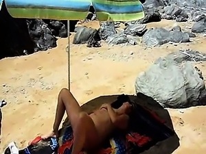 lisasparrow masturbation et orgasme sur une plage publique
