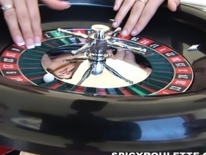 7 amateurs playing Spicy Roulette game by the pool