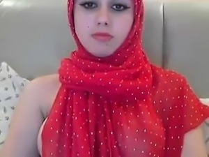 This cute girl with a hijab flashes her nice tits and rubs