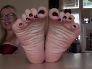 sexy milf show her feet