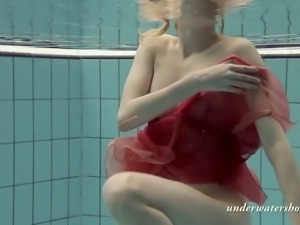 Slim beauty Katya Okuneva swimming in exciting Underwater show video