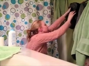 Sexy amateur teen peels off her clothes and takes a shower