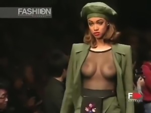 Tyra Banks showing her tits on the runway