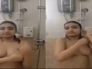 Hot look desi girl record her bathing clip