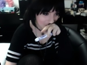 Amateur preggo hoe toys her pussy close up in fetish solo